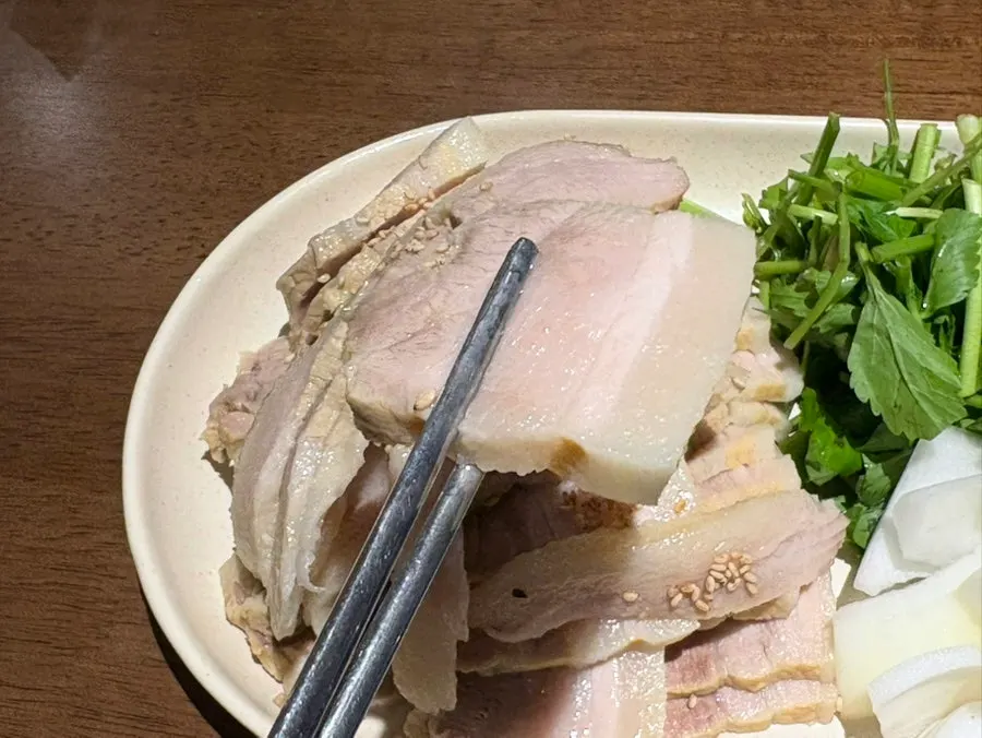 Boiled pork with minari and dried radish accompaniments