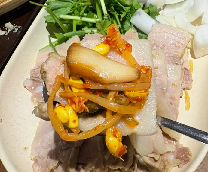 Bossam paired with a variety of side dishes