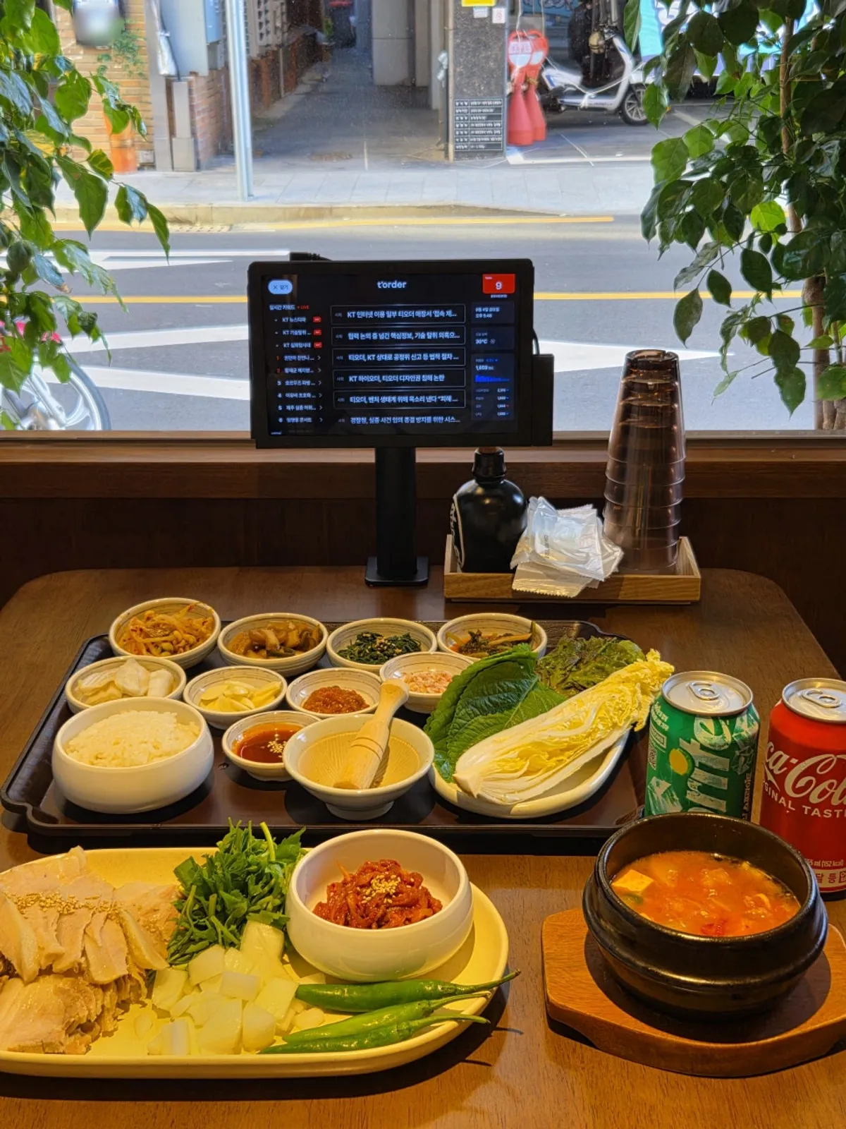 보쌈과 여러 찬이 차려진 울동보쌈 한 상