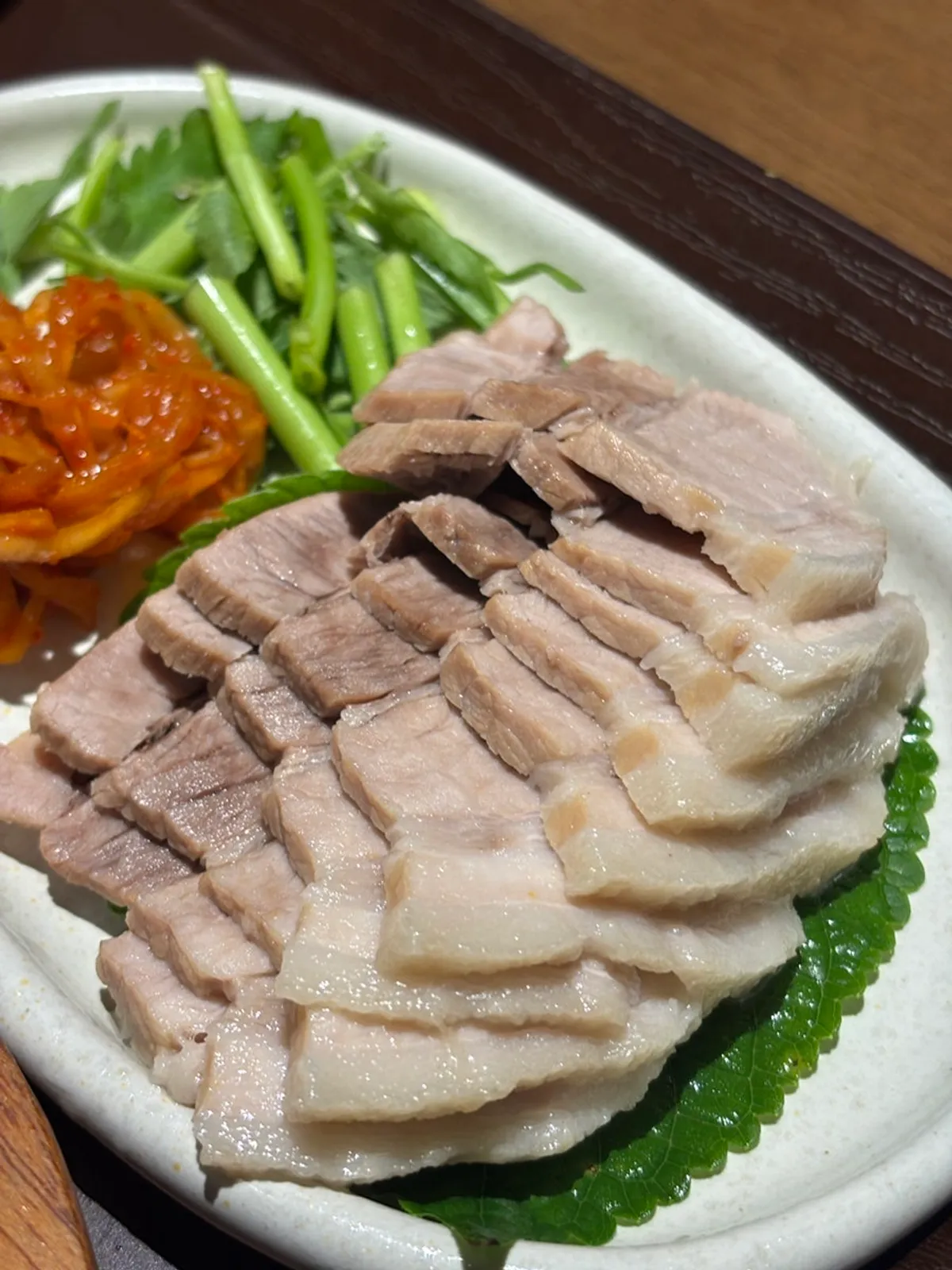 보쌈 고기와 반찬, 된장찌개, 보리밥 한상