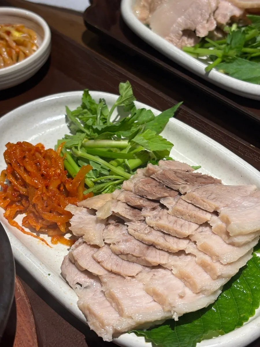정갈하게 담긴 기본 반찬