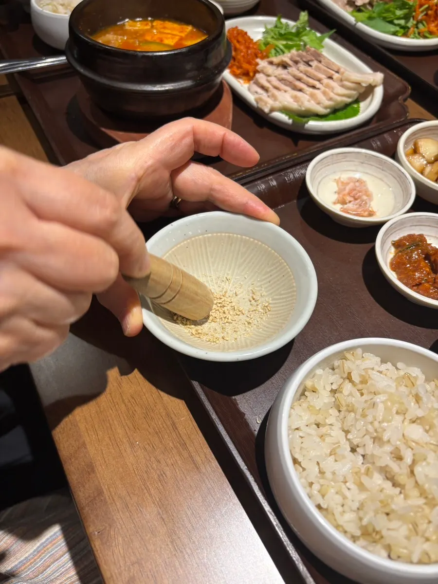 깨를 직접 갈아 만드는 특제 소스