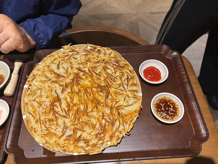 치즈 가루를 뿌린 두툼한 감자전