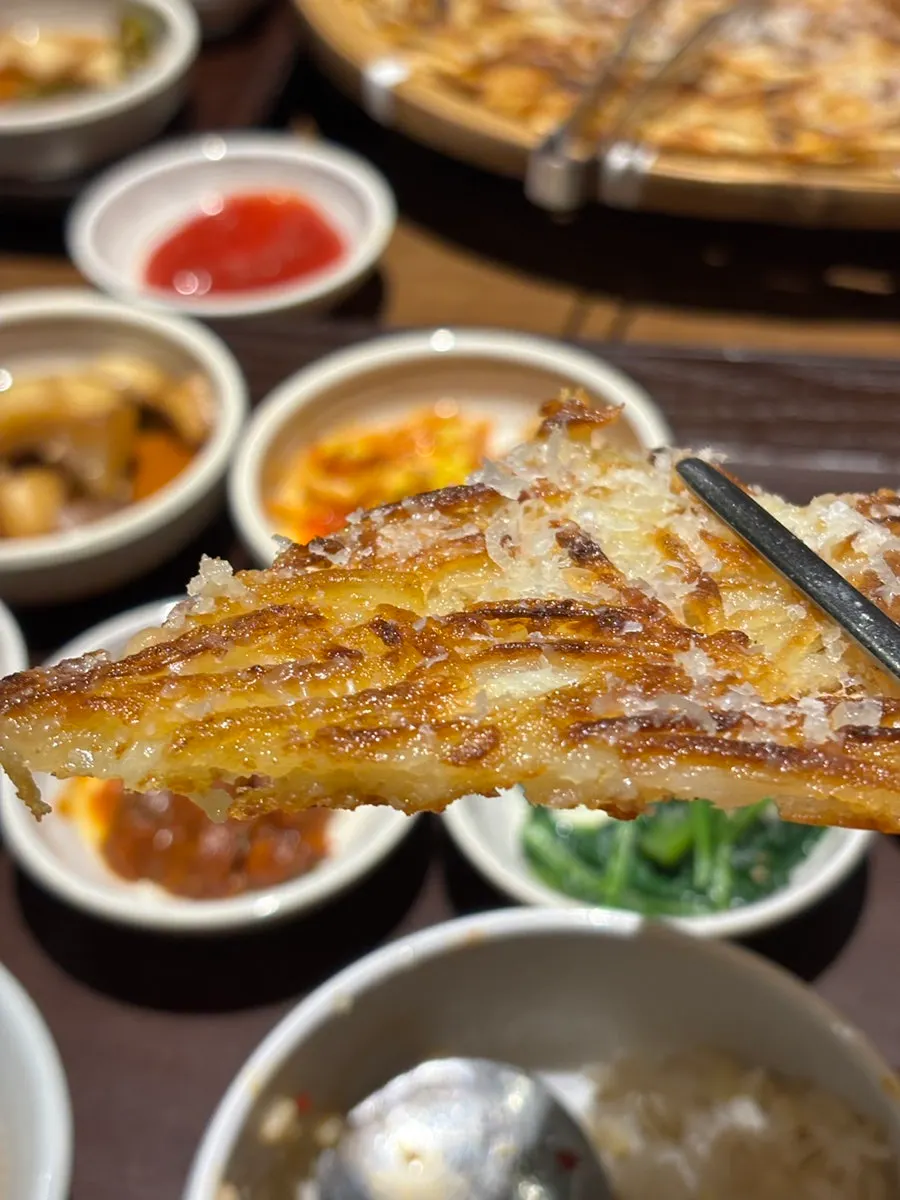 바삭하게 구워진 감자전 단면