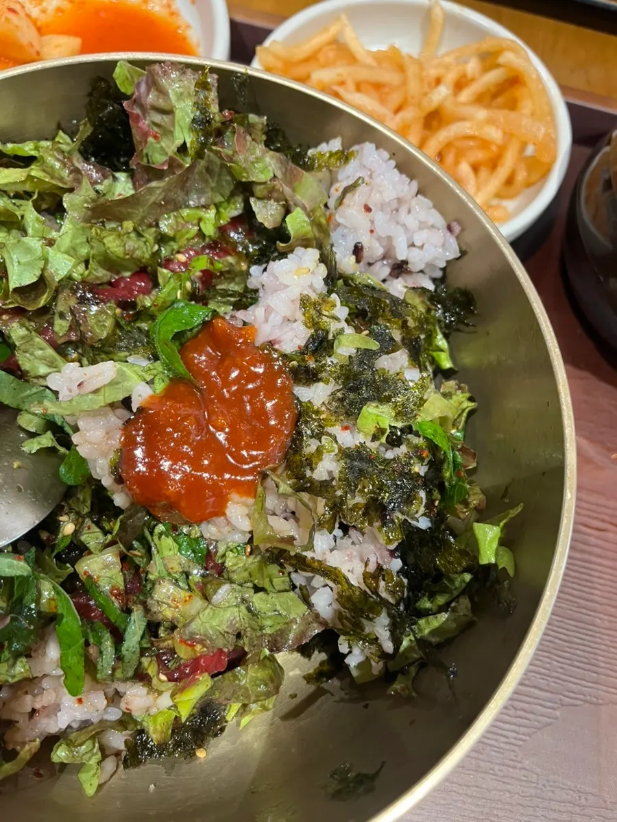 Yukhoe bibimbap with a side of haejangguk