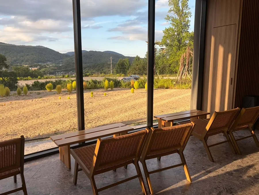 MUG floor-to-ceiling windows, mountain view, and water feature