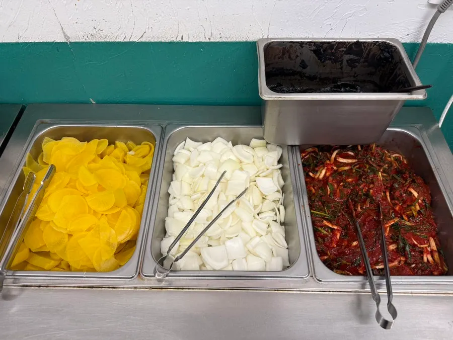 셀프바에 준비된 반찬 통