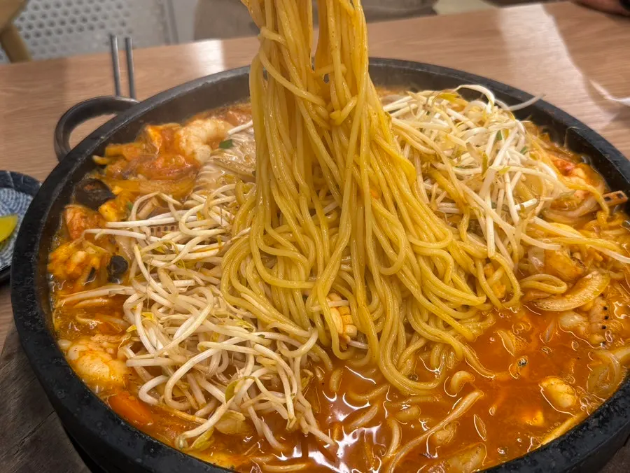 숙주와 면을 섞은 돌짬뽕