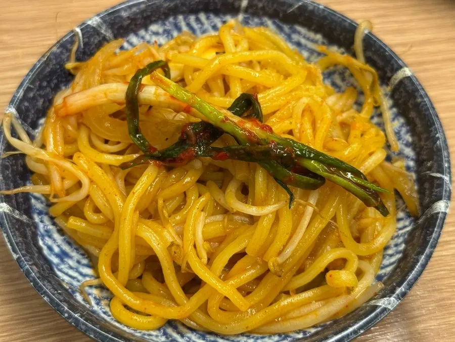 파김치를 곁들인 돌짬뽕 한 접시