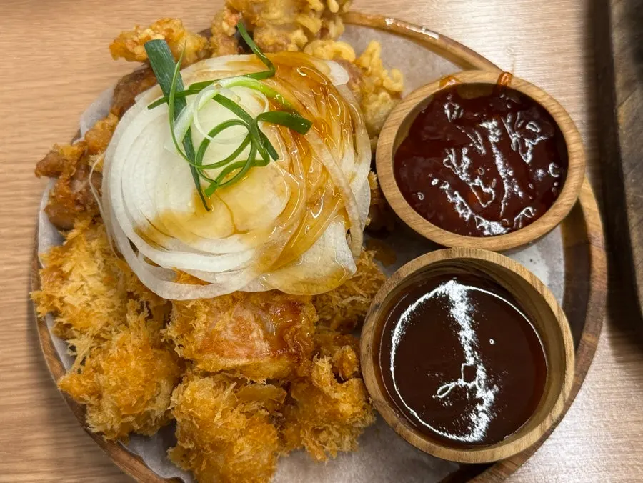 돈까스 소스와 양념치킨 소스