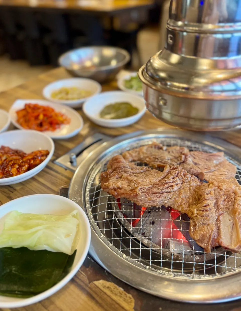 불판에서 굽는 칼집 돼지갈비