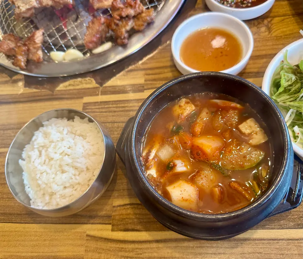 구운 돼지갈비와 불판