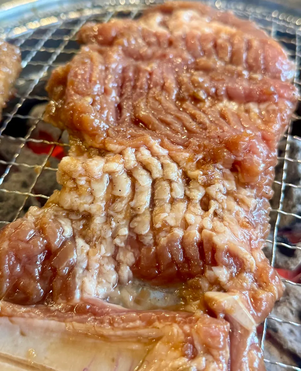 칼집 낸 돼지갈비 굽는 모습