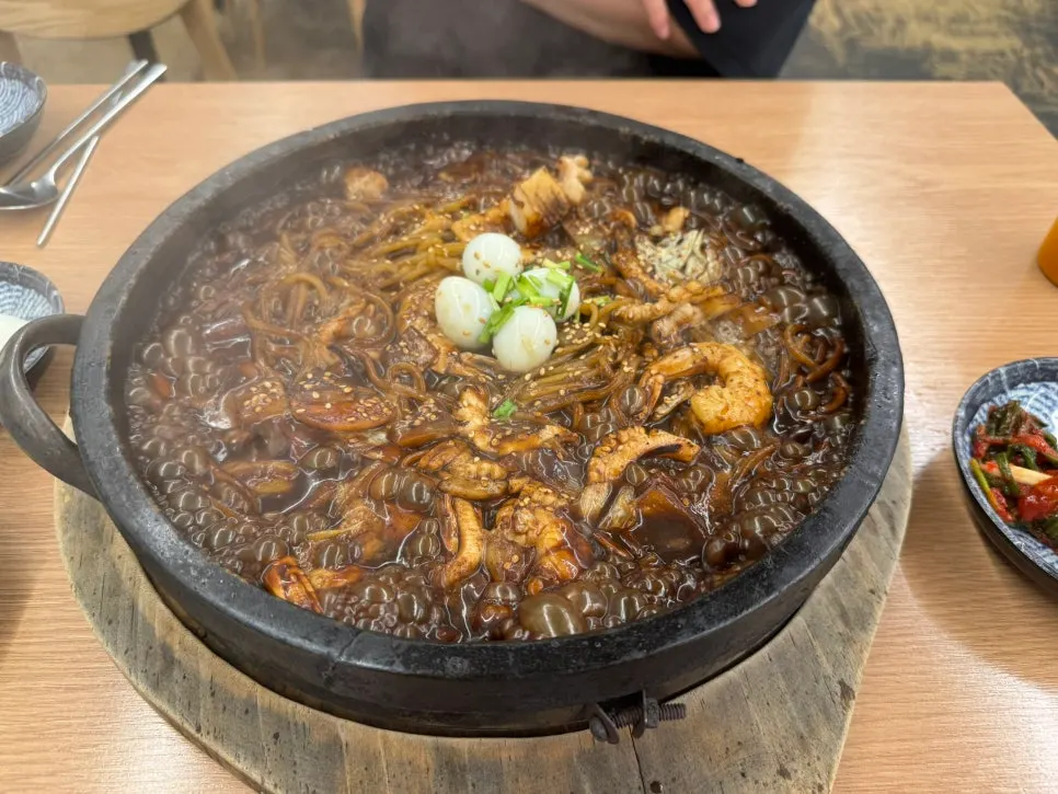 새우와 메추리알이 보이는 돌짜장