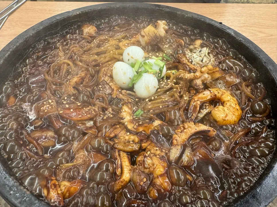 소스와 비벼 윤기가 도는 돌짜장 면