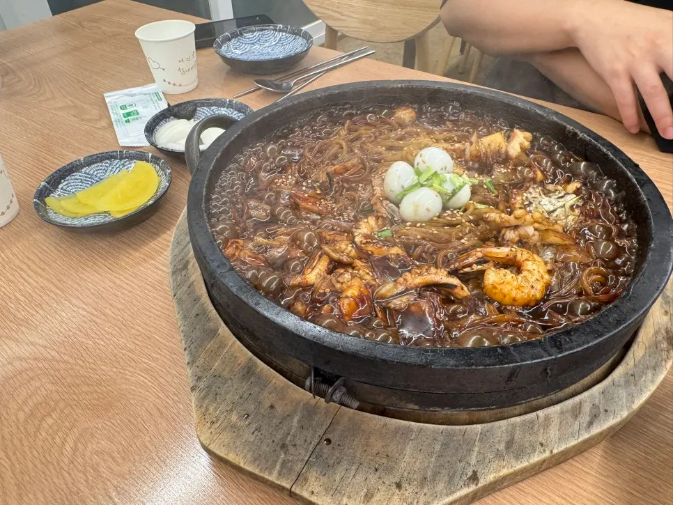 돌판 위에 남은 진한 짜장 소스