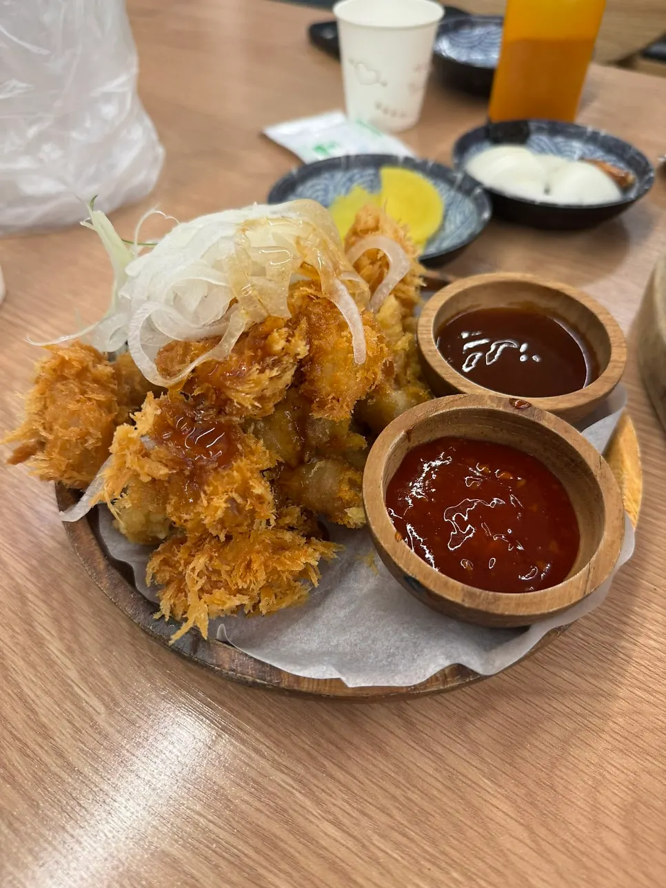 두 가지 소스와 함께 나온 돈치탕