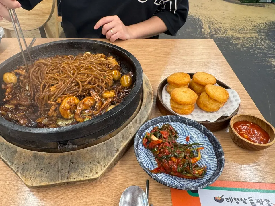 돌짜장과 멘보샤를 함께 놓은 2인 상차림