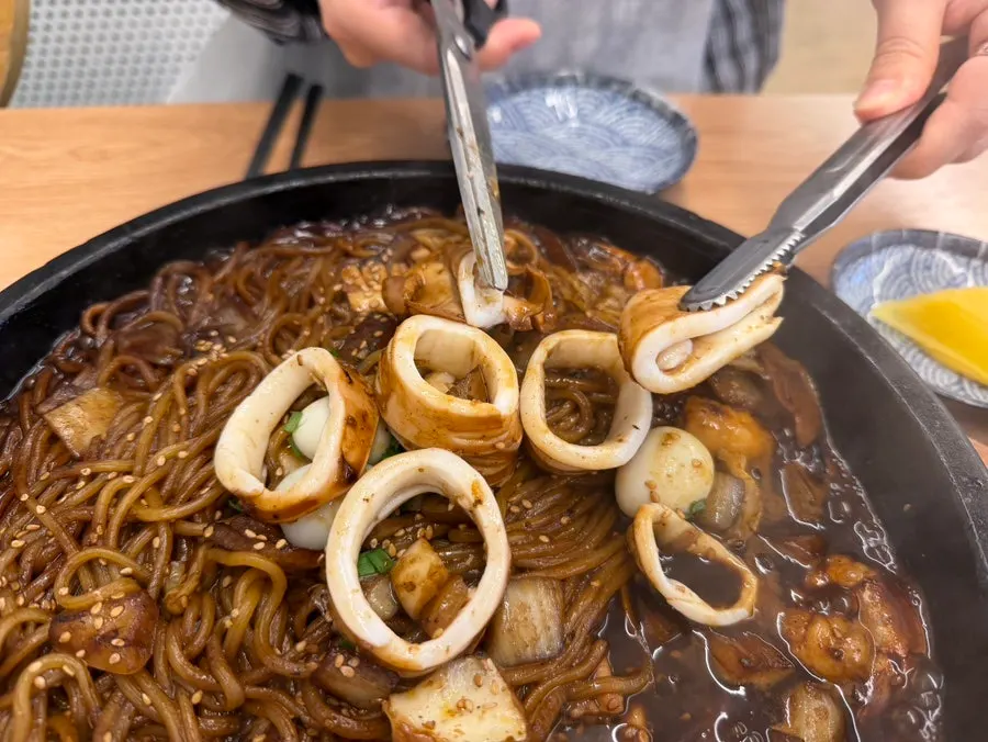 돌판에 끓으며 나온 돌짜장