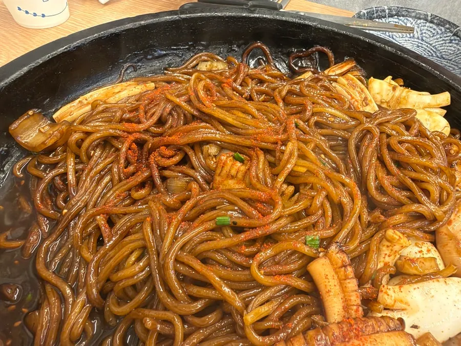 잘라준 통오징어와 돌짜장