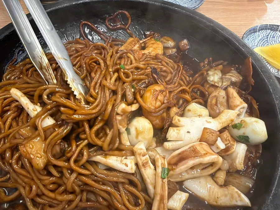 골고루 비빈 돌판 짜장면