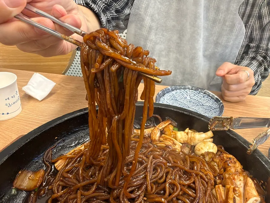 소스와 토핑이 가득한 돌짜장 한입