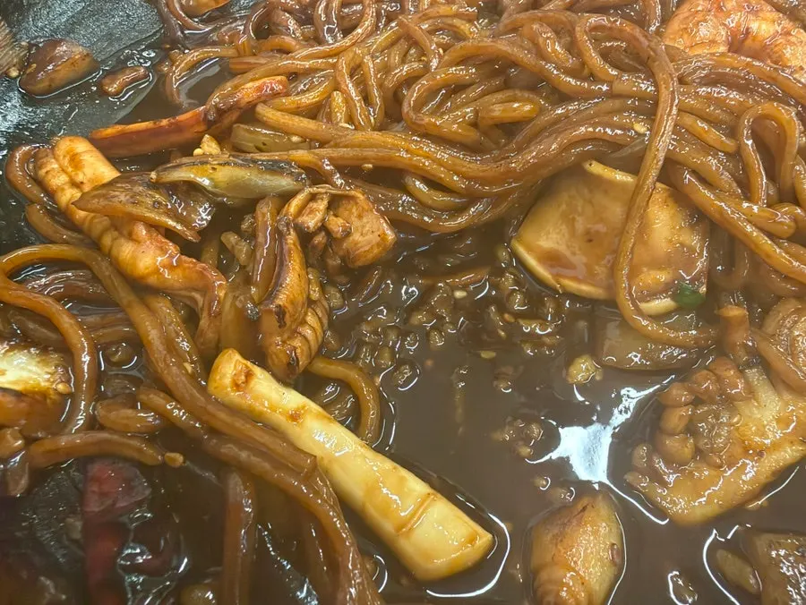 짜장면 위에 올린 파김치