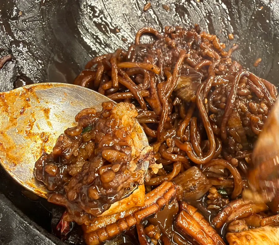 돌판 바닥에 생긴 짜장 누룽지