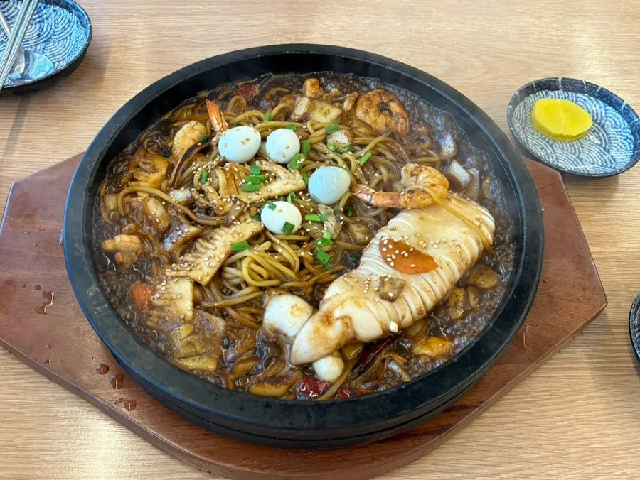 돌판 위 통오징어 돌짜장