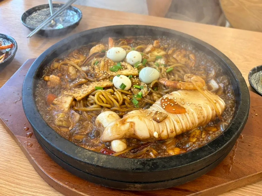 해산물이 들어간 보글보글 돌짜장