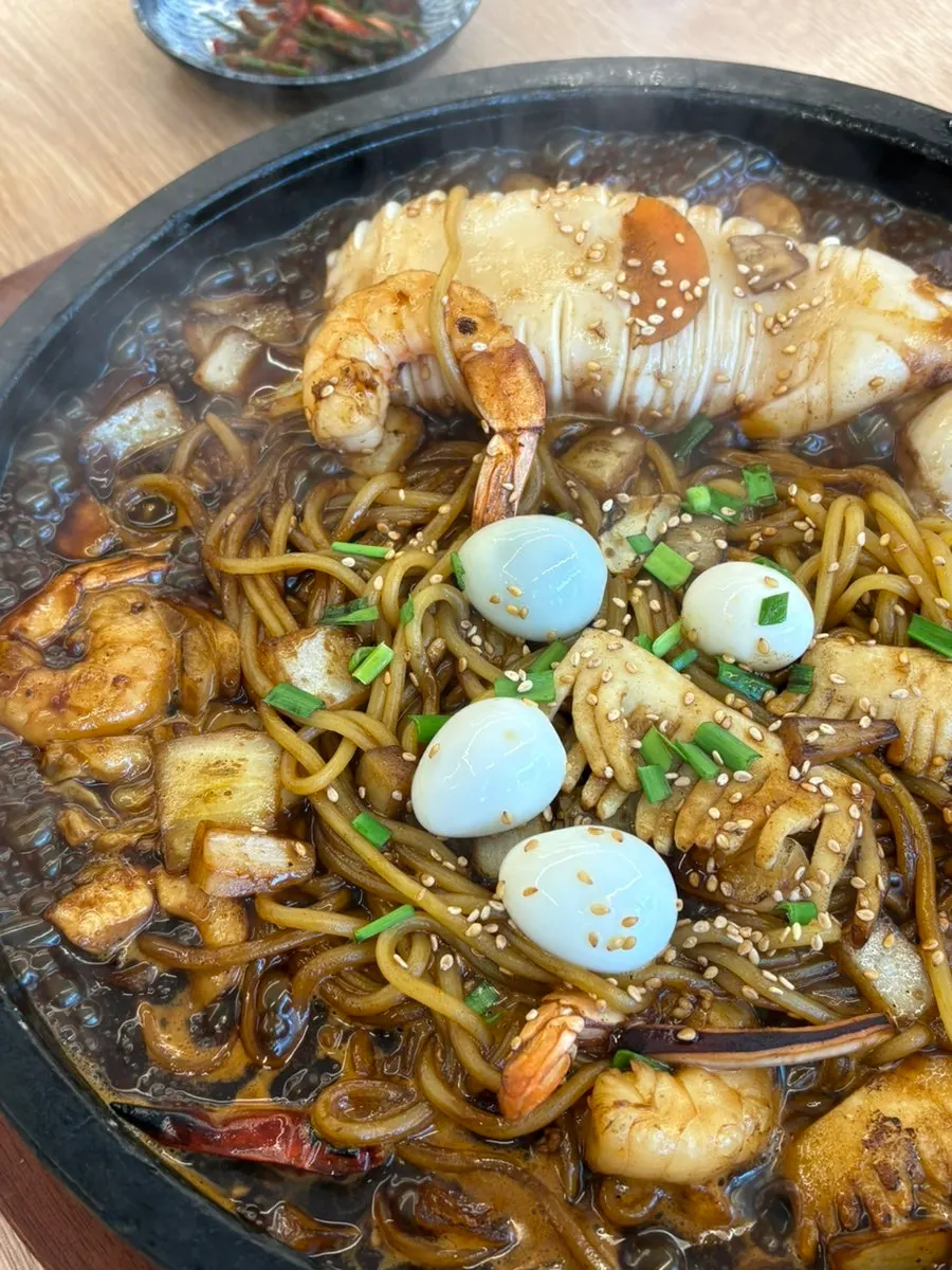 고춧가루를 더한 돌짜장