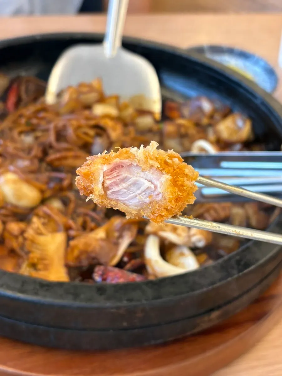 돈까스와 치킨 탕수육 구성