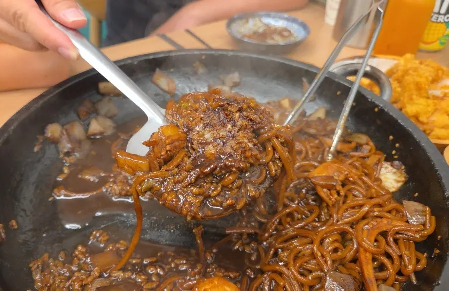 Scorched rice underneath the jjajang