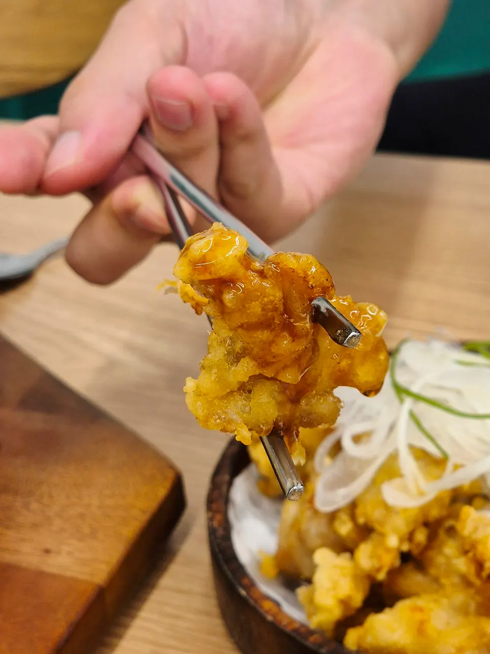 치탕을 소스에 찍은 모습