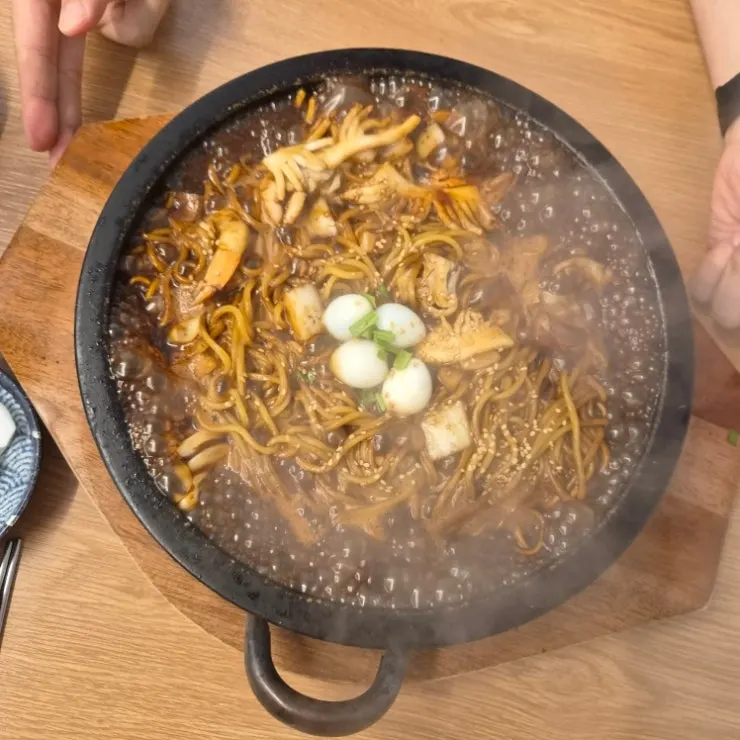 250도 돌판에 나온 누룽지 돌짜장