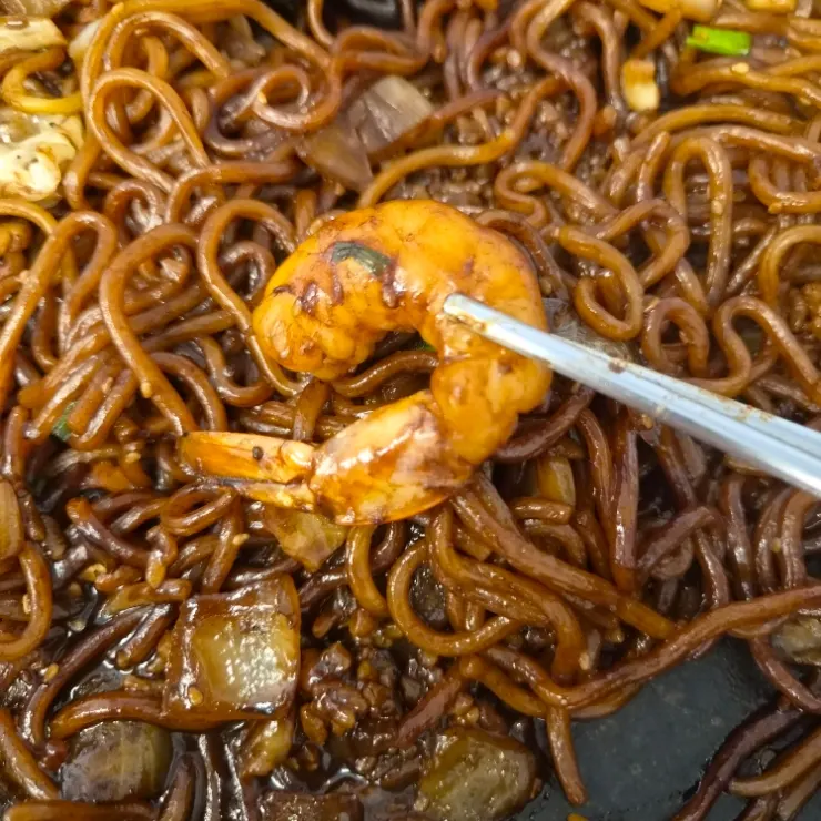새우가 들어간 순한맛 돌짜장 한 접시