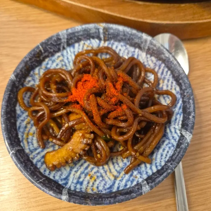 고춧가루를 뿌린 돌판 누룽지