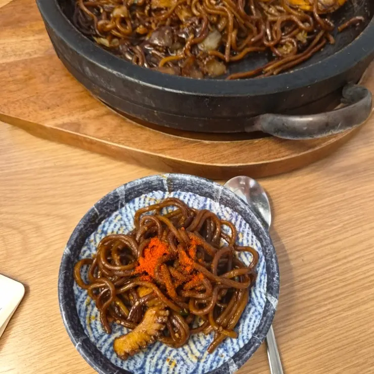 돌판 바닥에 깔린 고소한 누룽지