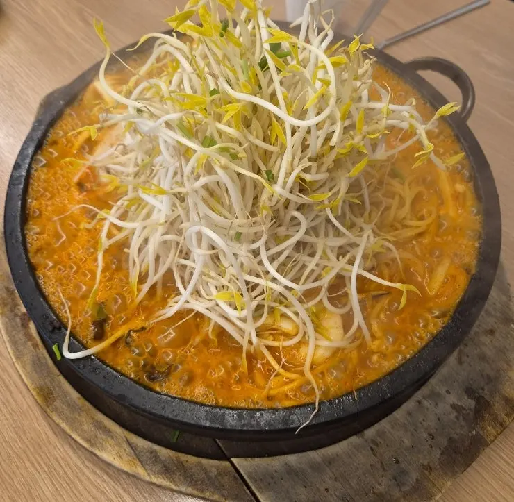 숙주가 올라간 누룽지 돌짬뽕
