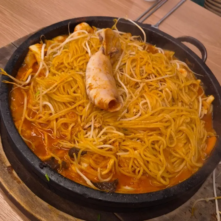통오징어를 추가한 돌짬뽕