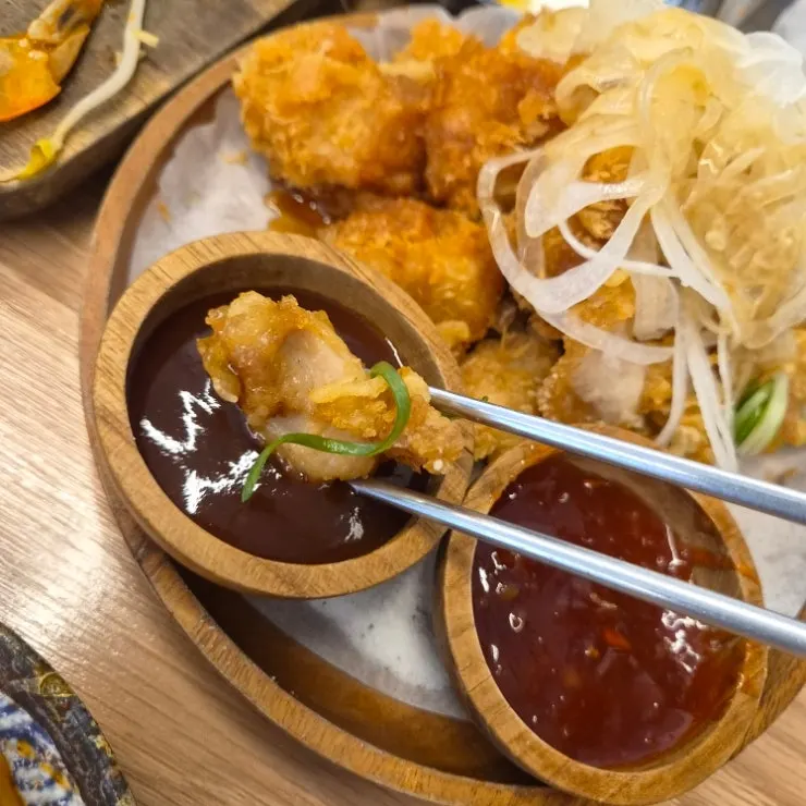 돌짜장과 함께 놓인 돈치탕 세트