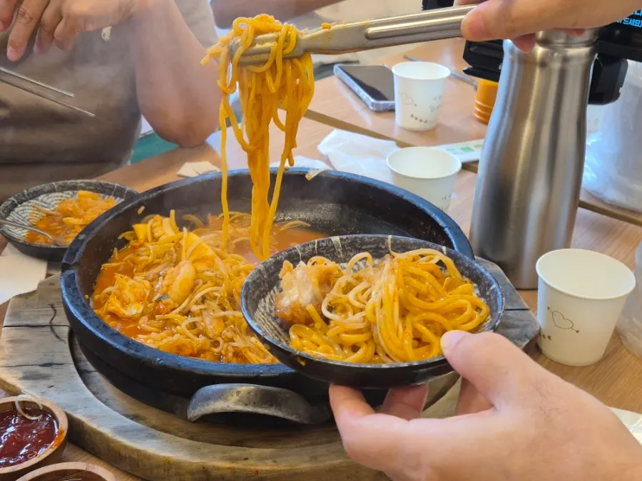 Jjamppong and jjajang set out on a table for a four-person visit
