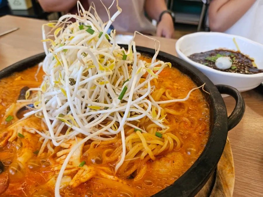 Dol jjamppong di atas piring batu penuh seafood