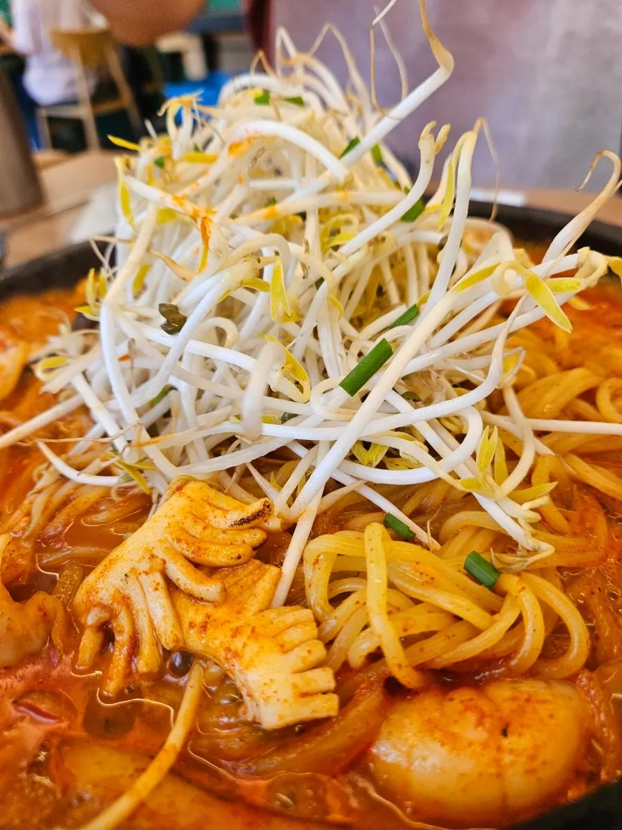 Kuah dan seafood memenuhi piring batu dol jjamppong