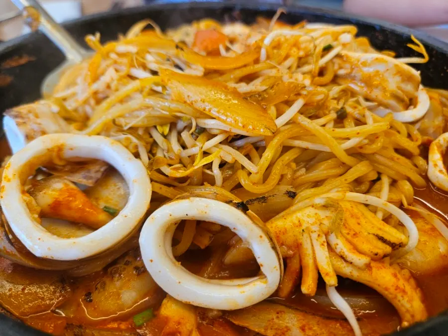 Mie, taoge, dan seafood diangkat bersama sumpit