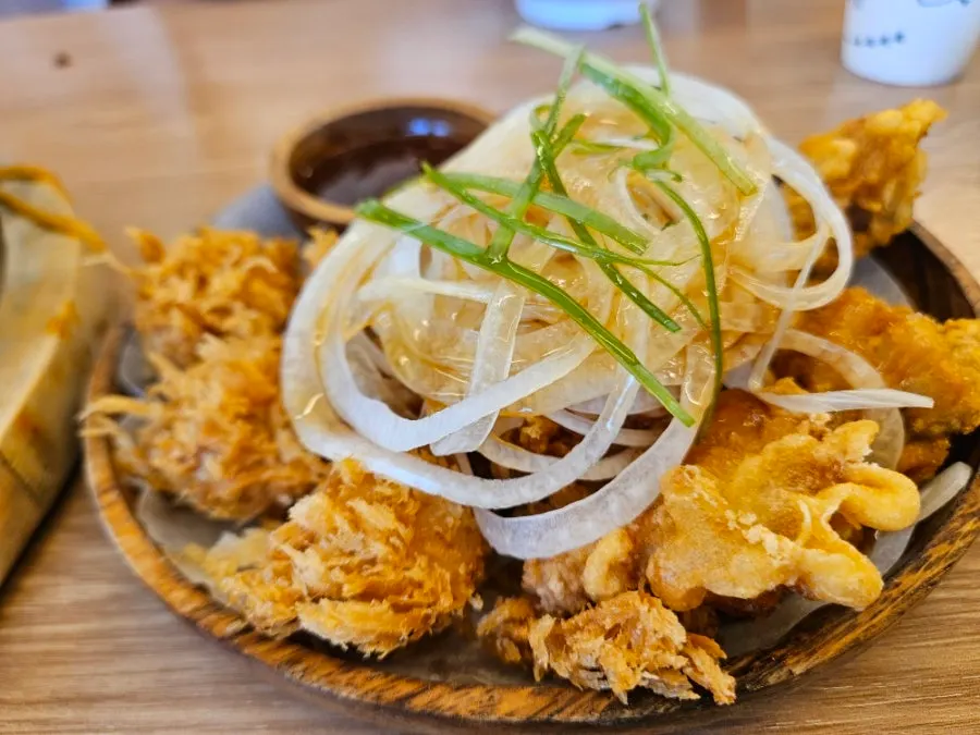 Potongan donchi-tang yang digoreng renyah