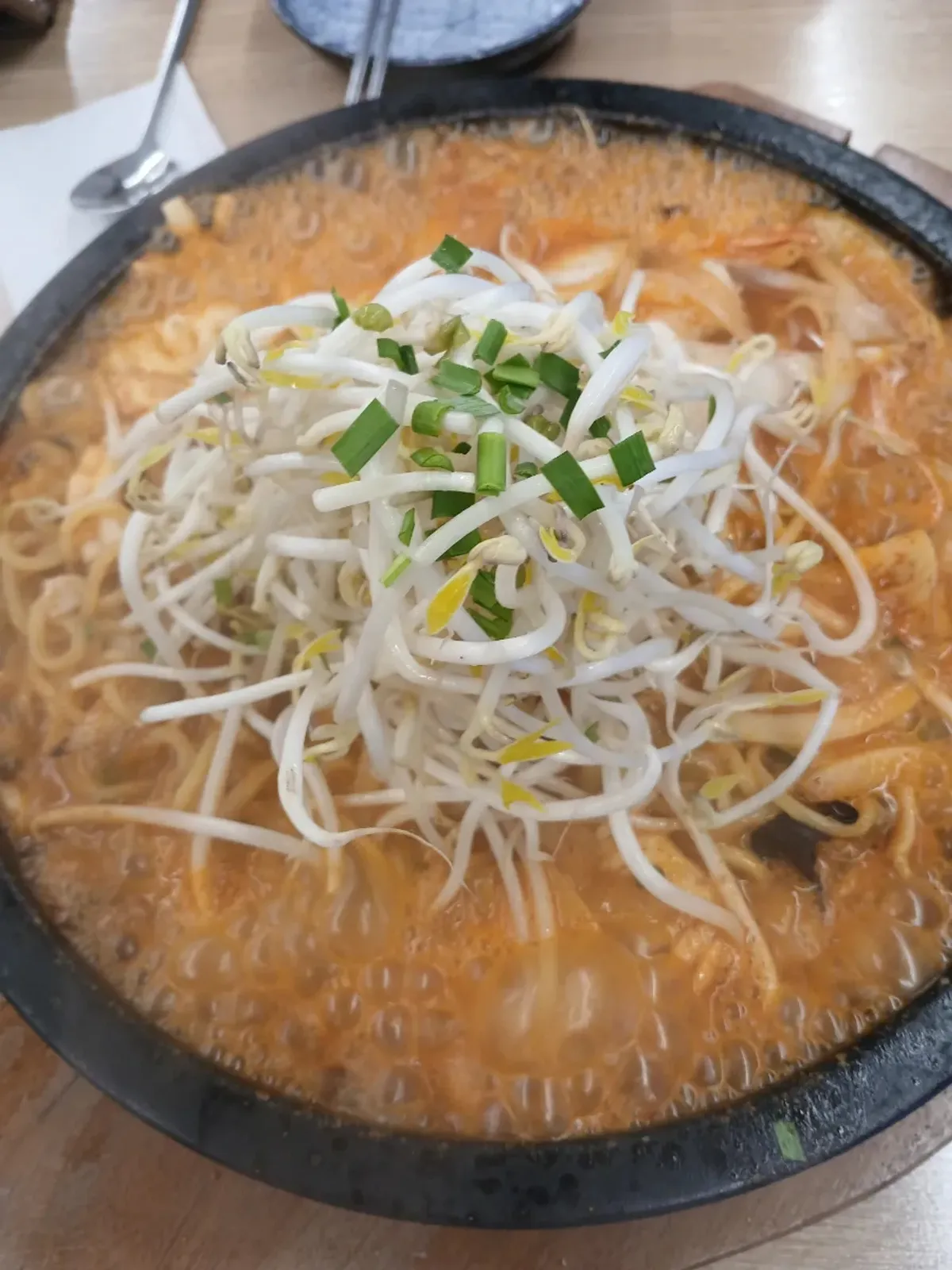 돌판 위에서 끓는 돌짬뽕과 숙주
