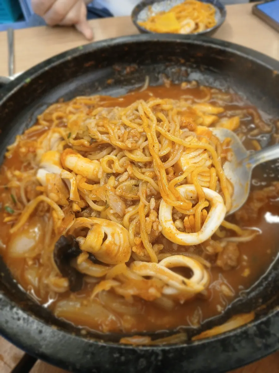 돌판 바닥의 누룽지를 긁어먹는 모습