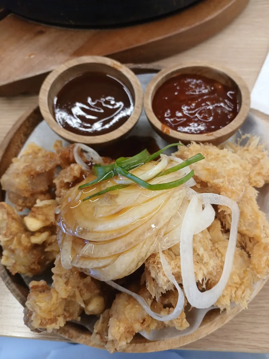양파 슬라이스가 얹힌 수제 돈치탕 접시