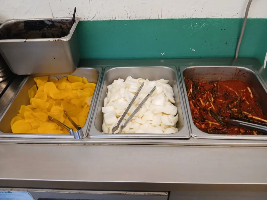 단무지와 파김치가 있는 셀프바
